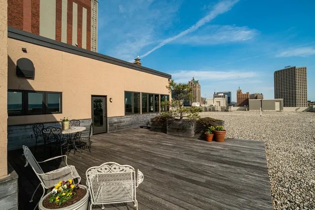 $1,595,000 | 320 East Buffalo Street, Unit 900, Milwaukee, WI 53202