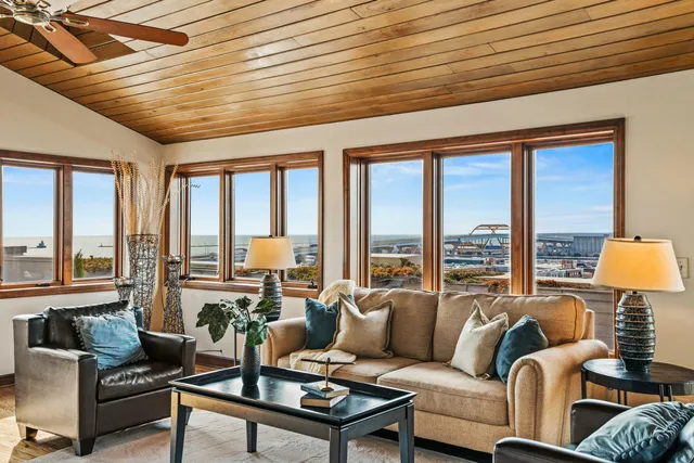 $1,595,000 | 320 East Buffalo Street, Unit 900, Milwaukee, WI 53202