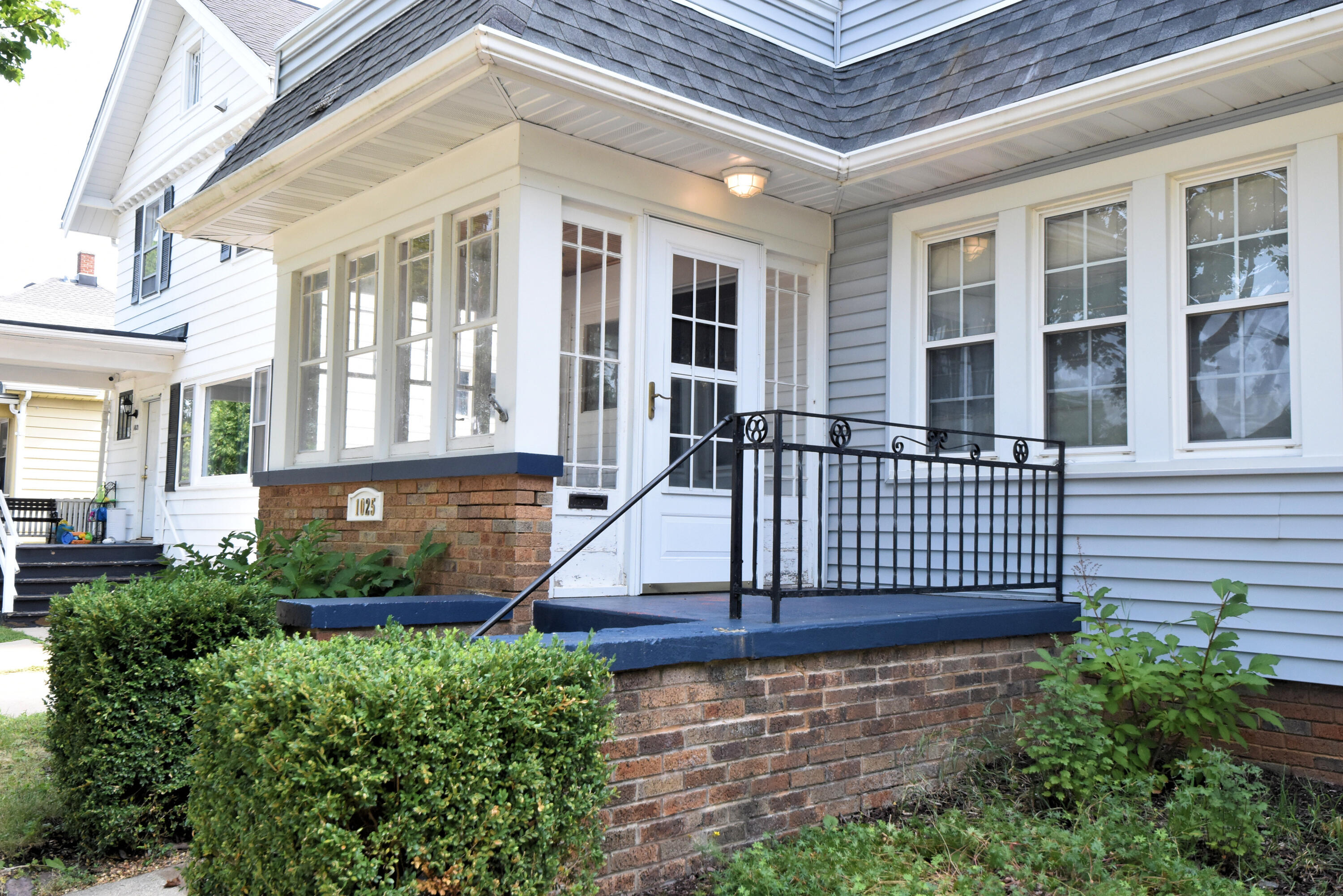 1025 Arthur Avenue Racine, WI 53405 - Photo 2 of 49 Front Closeup