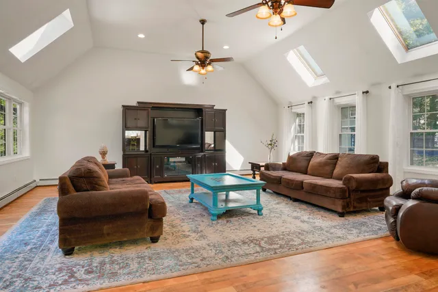 $899,900 | 207 Oak Ridge Road, Plaistow, NH 03865