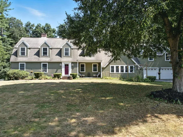 $899,900 | 207 Oak Ridge Road, Plaistow, NH 03865