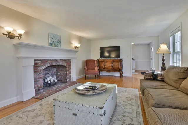 $899,900 | 207 Oak Ridge Road, Plaistow, NH 03865