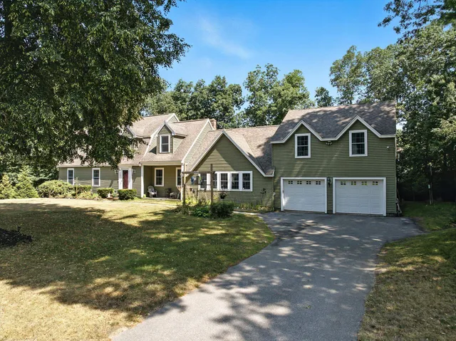 $899,900 | 207 Oak Ridge Road, Plaistow, NH 03865