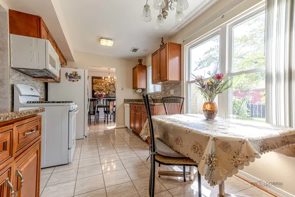 $379,000 | 2 Sandhurst Road, Mundelein, IL 60060