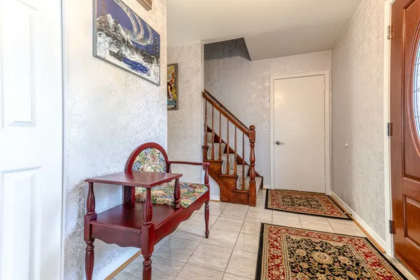 $379,000 | 2 Sandhurst Road, Mundelein, IL 60060