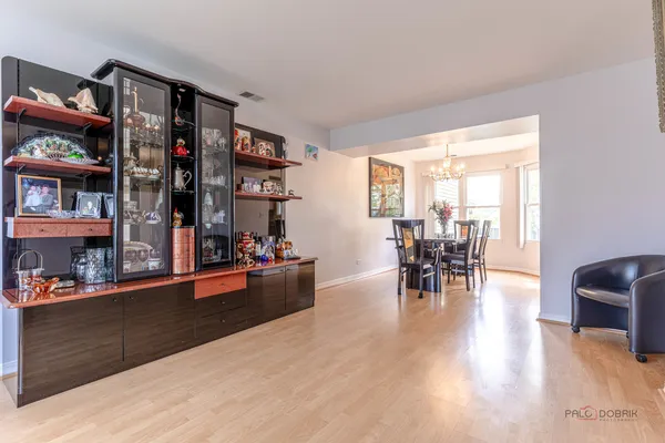 $379,000 | 2 Sandhurst Road, Mundelein, IL 60060