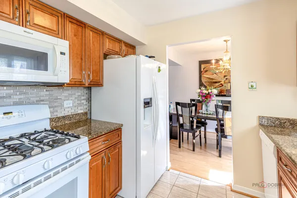 $379,000 | 2 Sandhurst Road, Mundelein, IL 60060