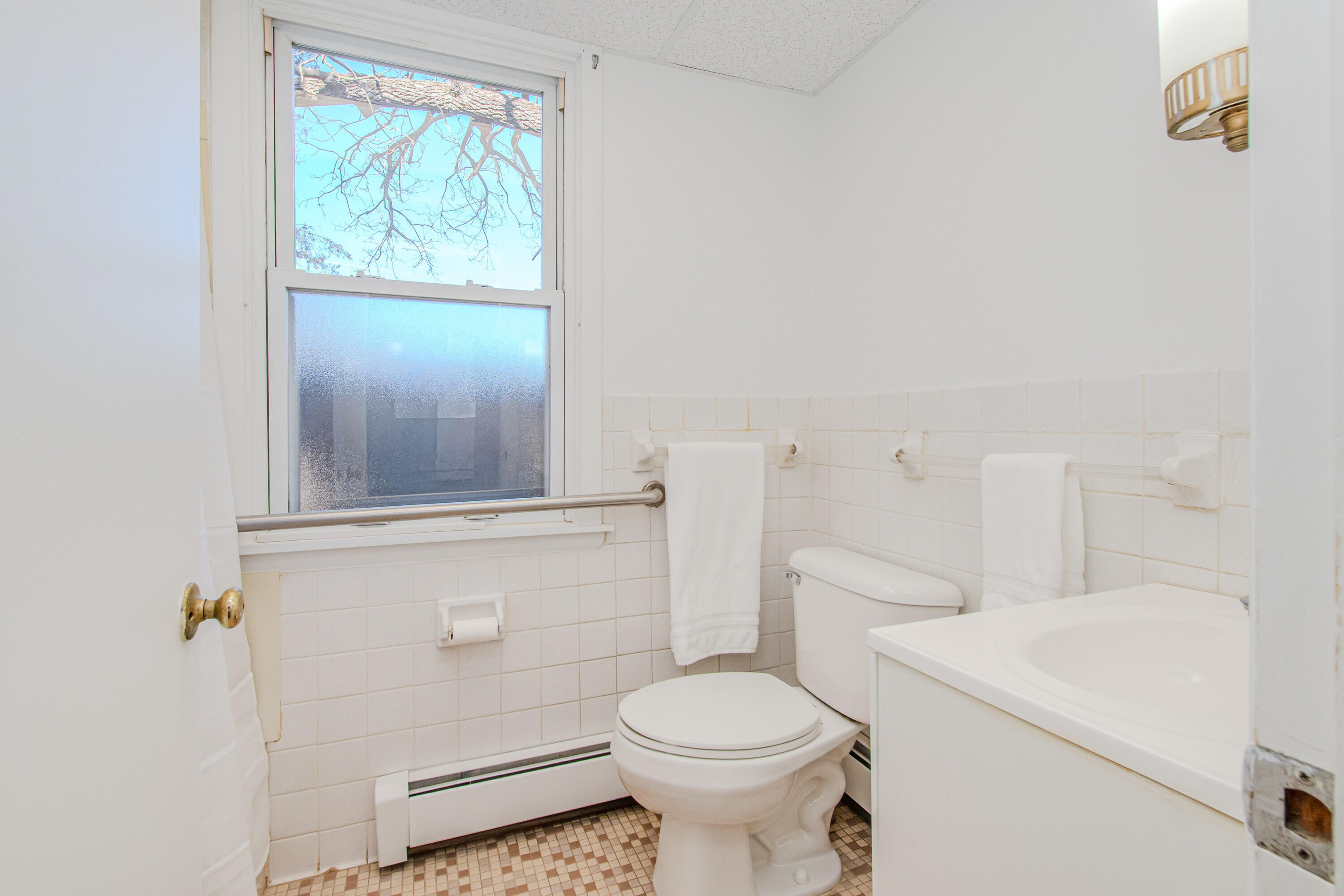 7130 Platt Road Saline, MI 48176 - Photo 16 of 79 Bath 2 with tub