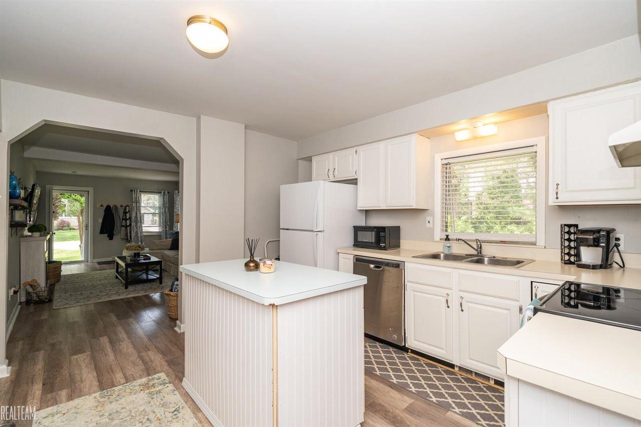 3725 Hazelton Avenue Rochester, MI 48307 - Photo 8 of 27 50043530-7.JPG