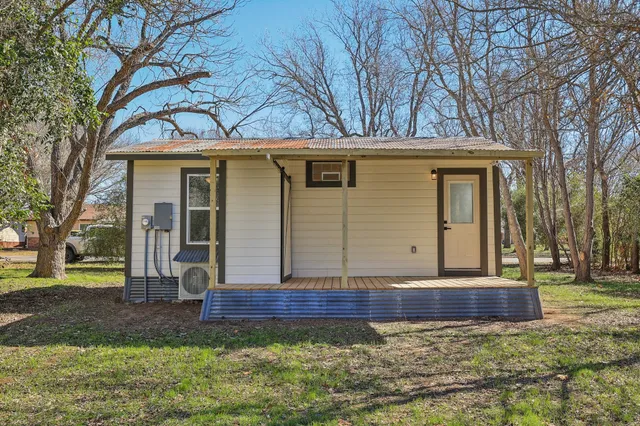 $1,395 | 304 Harris Street, Smithville, TX 78957