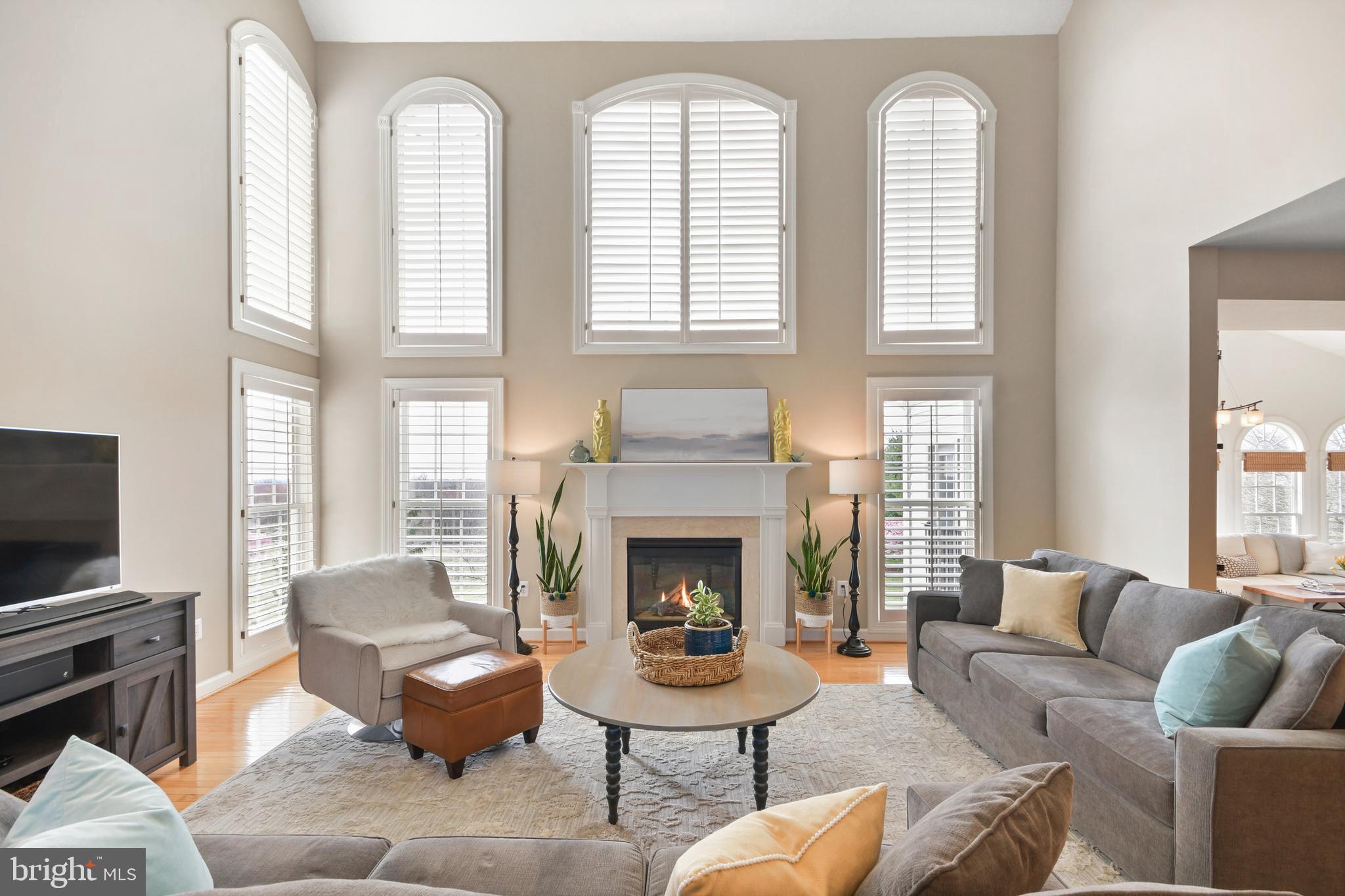 25122 Vista Ridge Road Laytonsville, MD 20882 - Photo 20 of 70 Main level Living room