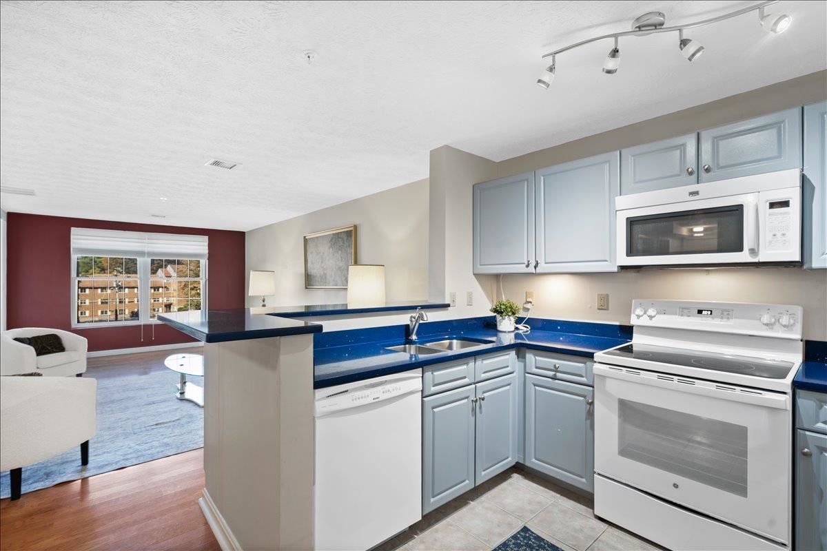 96 River Road, Unit 207 Manchester, NH 03104 - Photo 5 of 38 Gallery Image 5