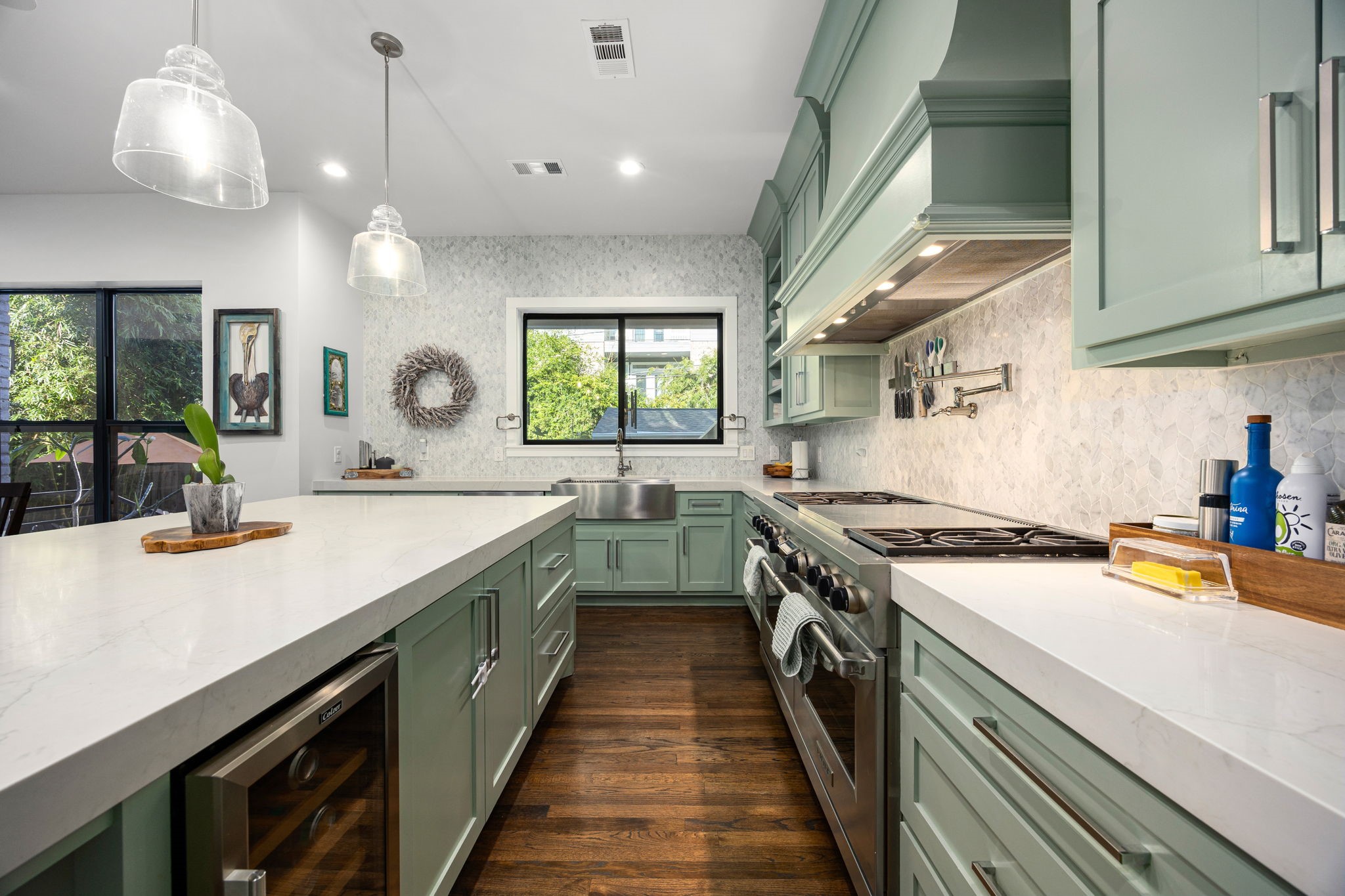 1906 Swift Boulevard Houston, TX 77030 - Photo 13 of 47 All stainless steel appliances, Wolfe double oven and 6 burner gas stove