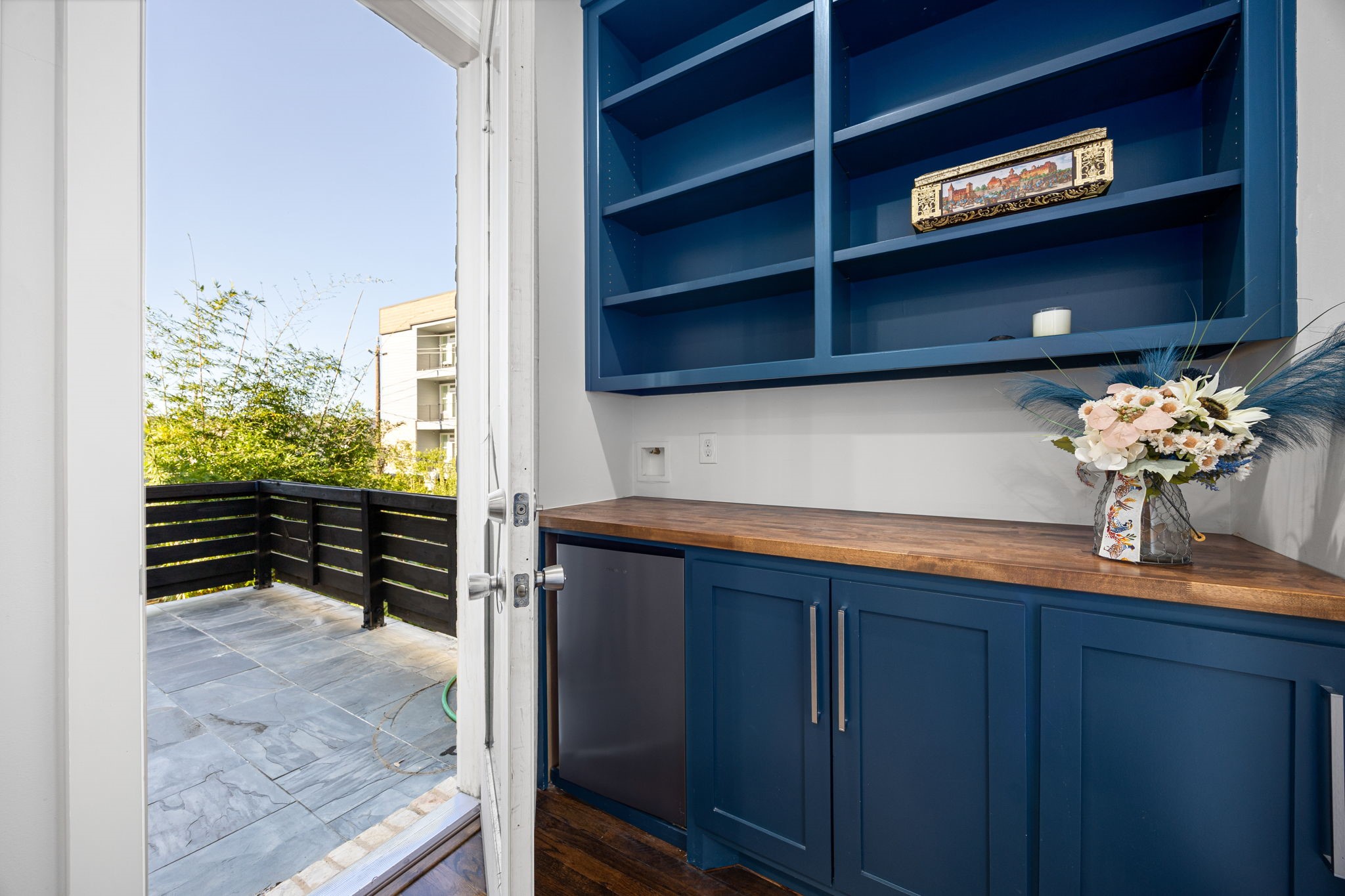 1906 Swift Boulevard Houston, TX 77030 - Photo 22 of 47 Primary bedroom patio with bar for morning coffee. Water line available for coffee machine.