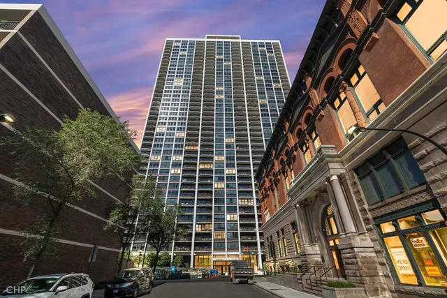 $274,500 | 1560 North Sandburg Terrace, Unit 4003, Chicago, IL 60610