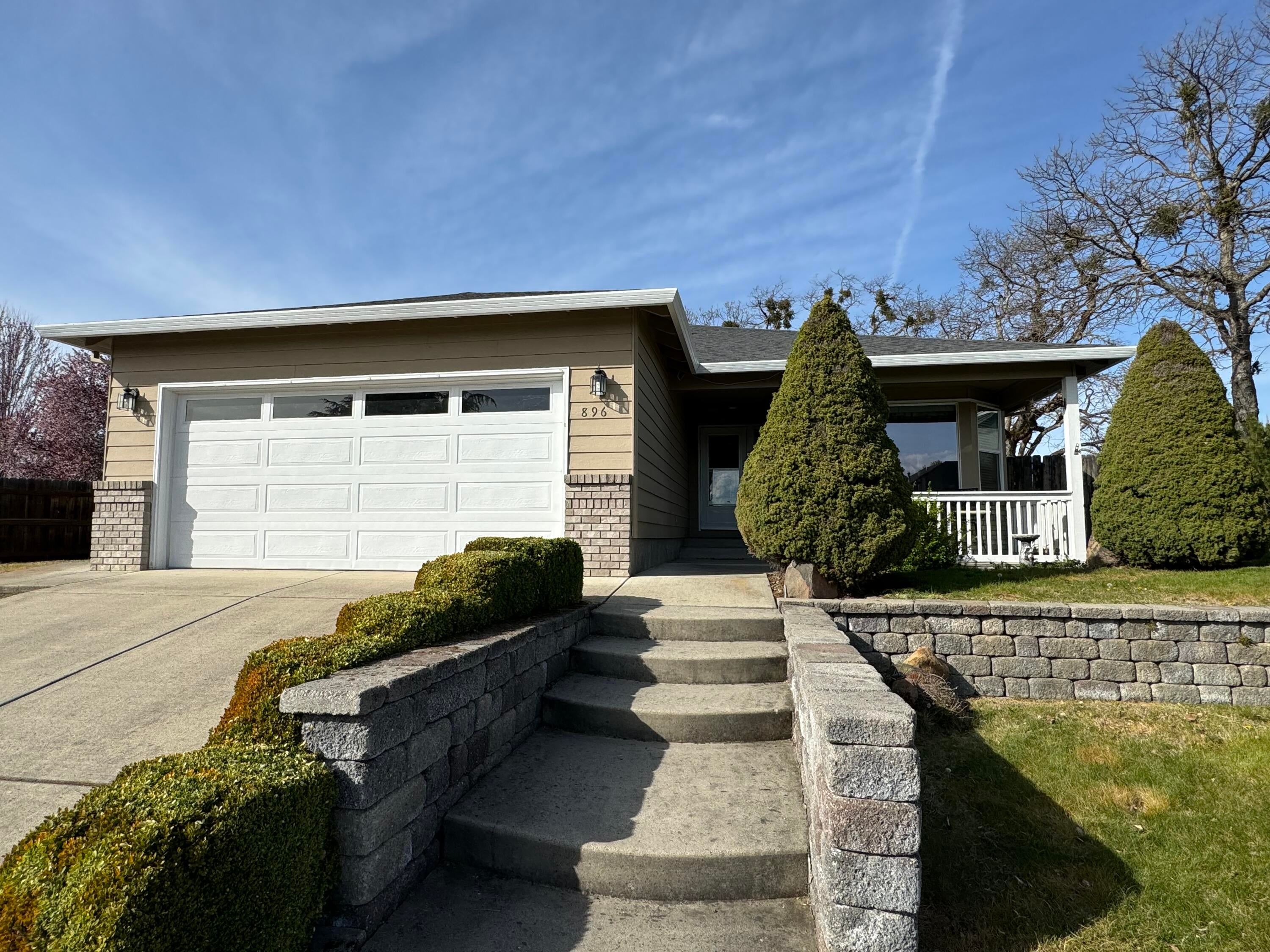 896 Ridgeview Drive Eagle Point, OR 97524 - Photo 16 of 17 Front View