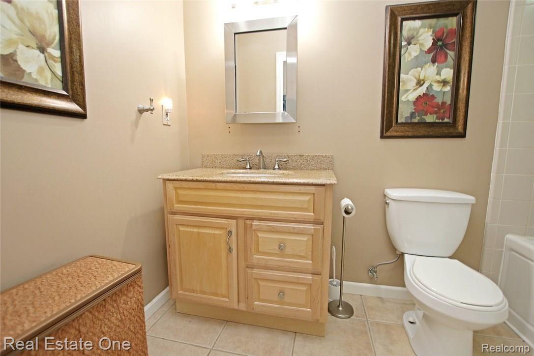 1345 East Fairview Lane Rochester, MI 48306 - Photo 32 of 58 32) Master Suite.jpg