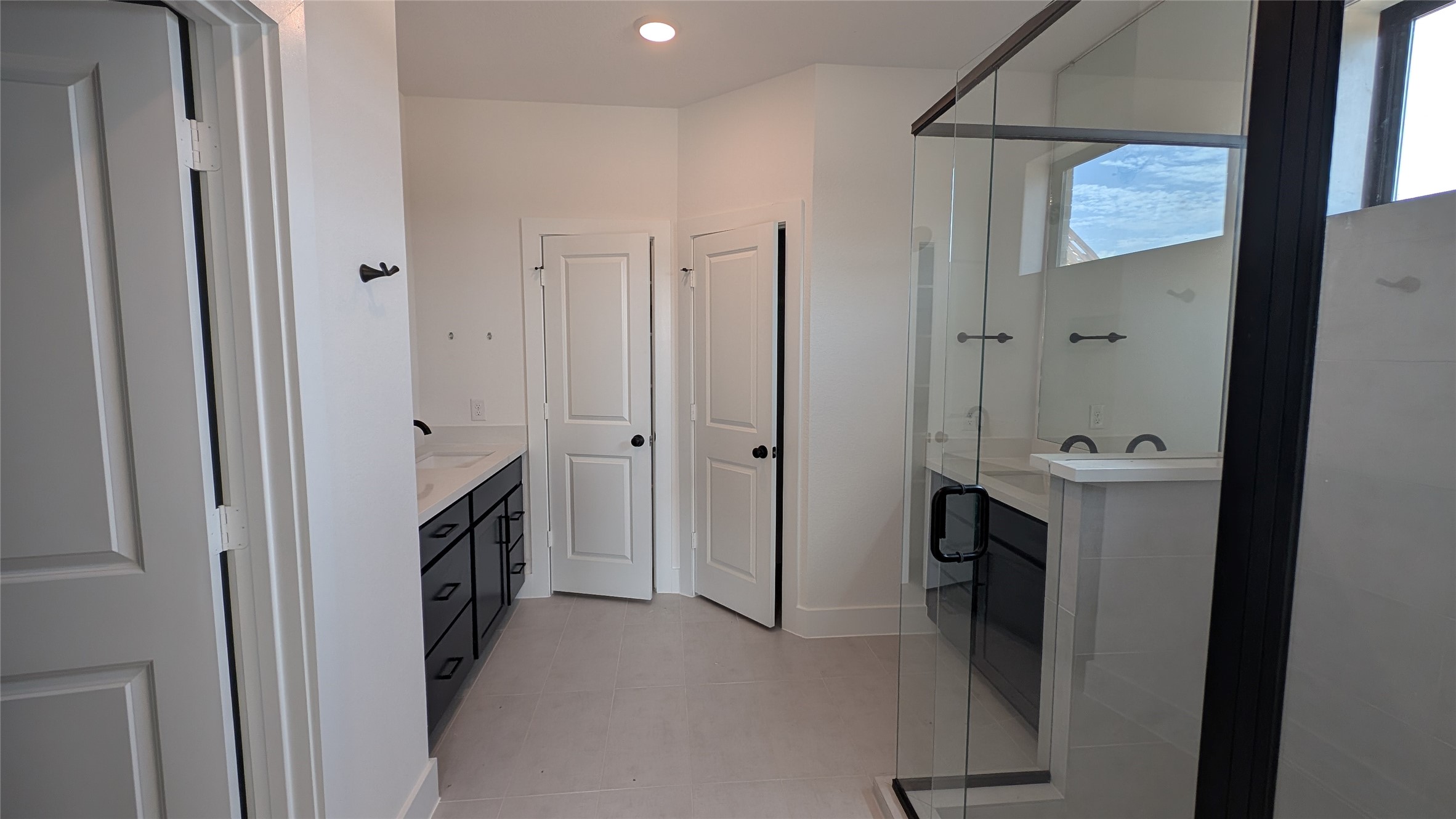 446 Silver Moon Way Katy, TX 77493 - Photo 11 of 34 Enjoy your spa like main bathroom and enjoy your oversized shower.