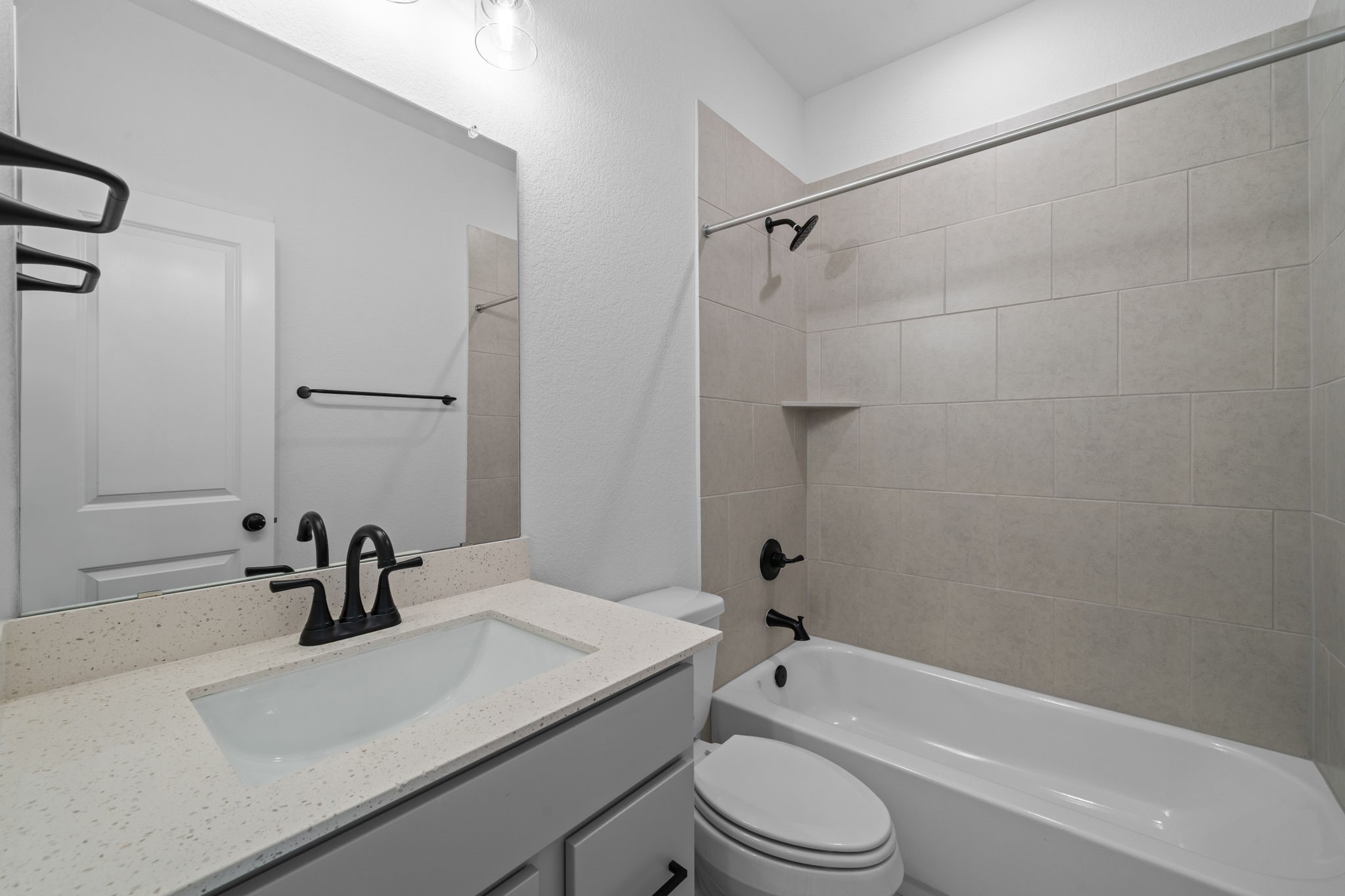 446 Silver Moon Way Katy, TX 77493 - Photo 18 of 34 Spacious bathroom with a neutral color pallet.