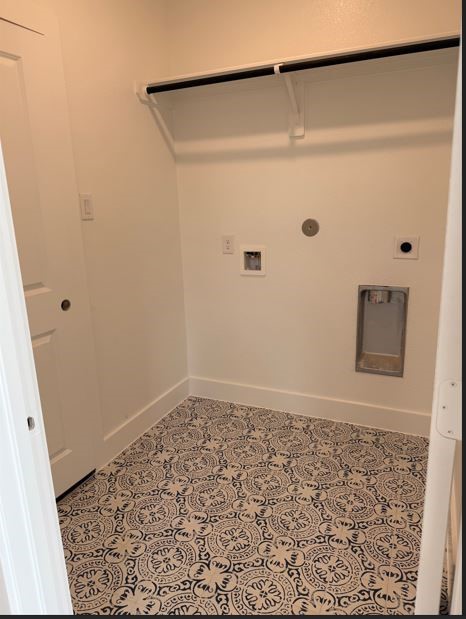 446 Silver Moon Way Katy, TX 77493 - Photo 9 of 34 The utility room is just off the garage just outside of the casual eating area.