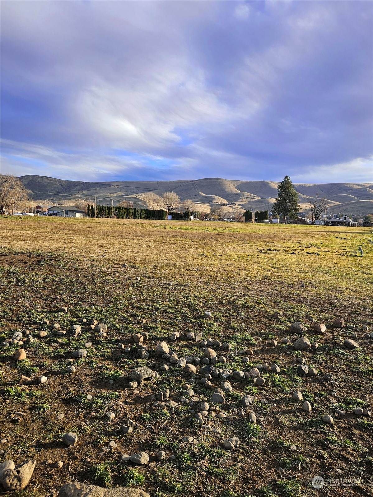 8100 South Webb Road Prosser, WA 99350 - Photo 5 of 14 a view of an ocean