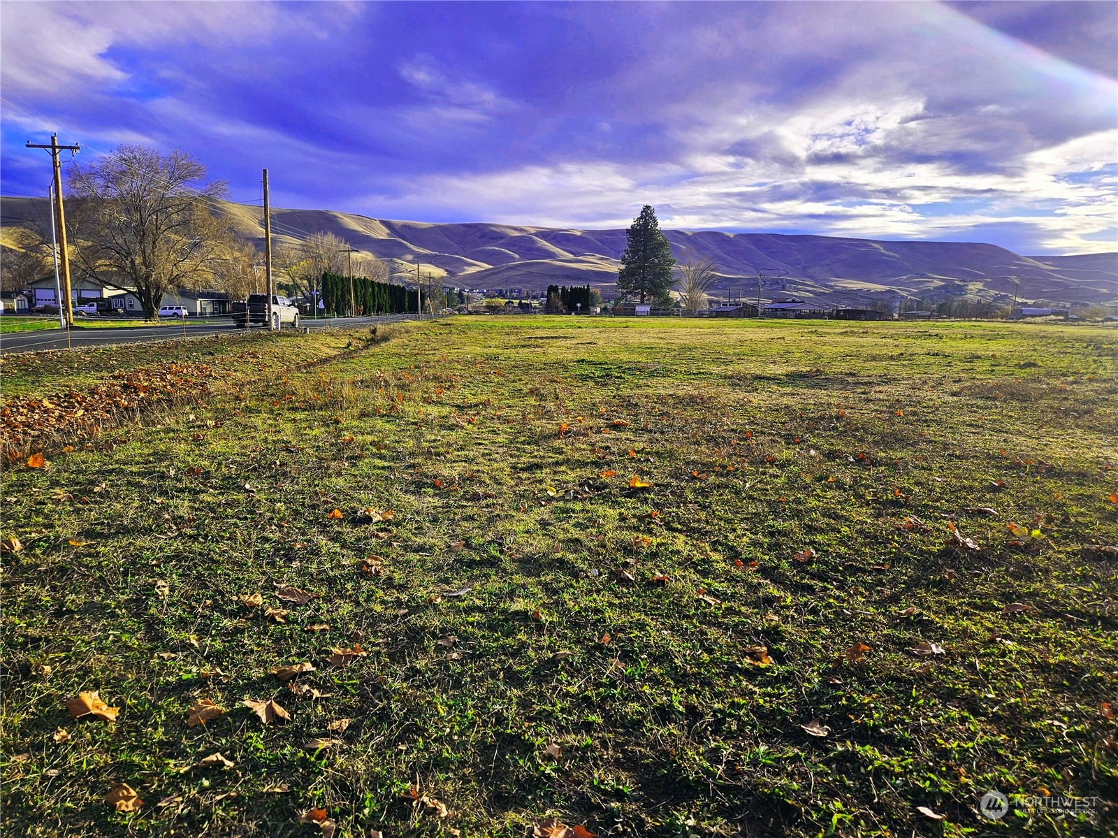 8100 South Webb Road Prosser, WA 99350 - Photo 7 of 14 a view of a building with a yard