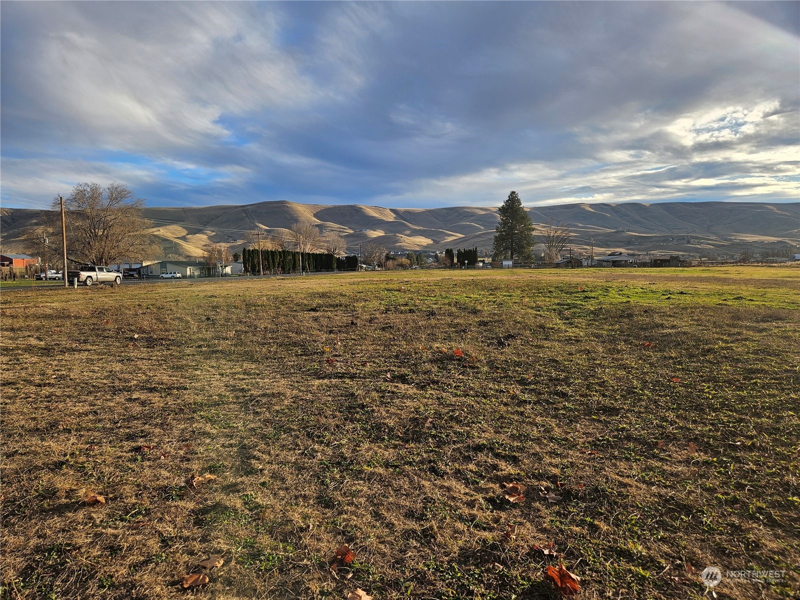 8100 South Webb Road Prosser, WA 99350 - Photo 9 of 14 a view of an ocean