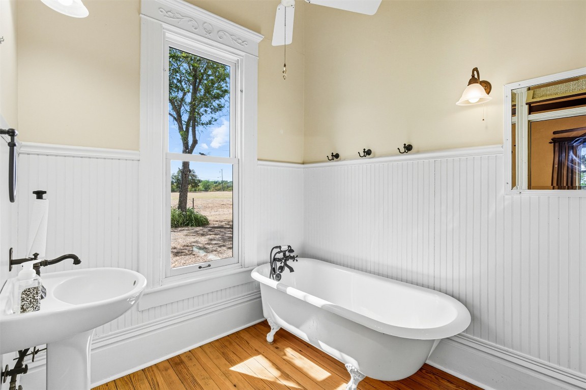 105 Davis Drive Thorndale, TX 76577 - Photo 11 of 40 a bathroom with a sink and bathtub