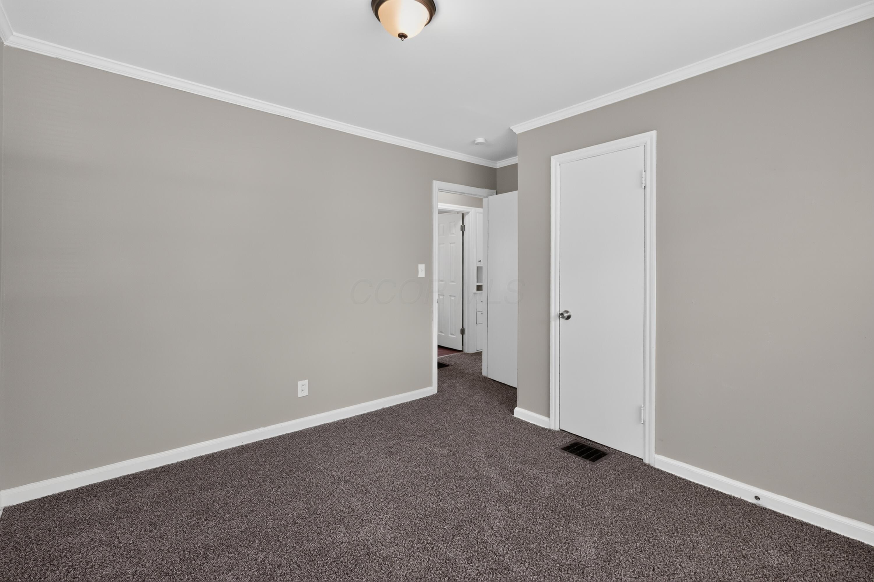 636 South Ashburton Road Columbus, OH 43213 - Photo 16 of 32 18_636_S_Ashburton_Rd-Bedroom-n-30