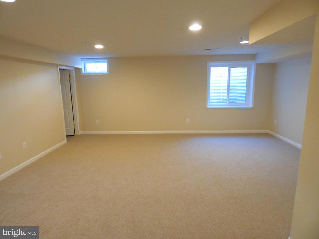 9705 Langley Road Baltimore, MD 21220 - Photo 14 of 26 an empty room with windows