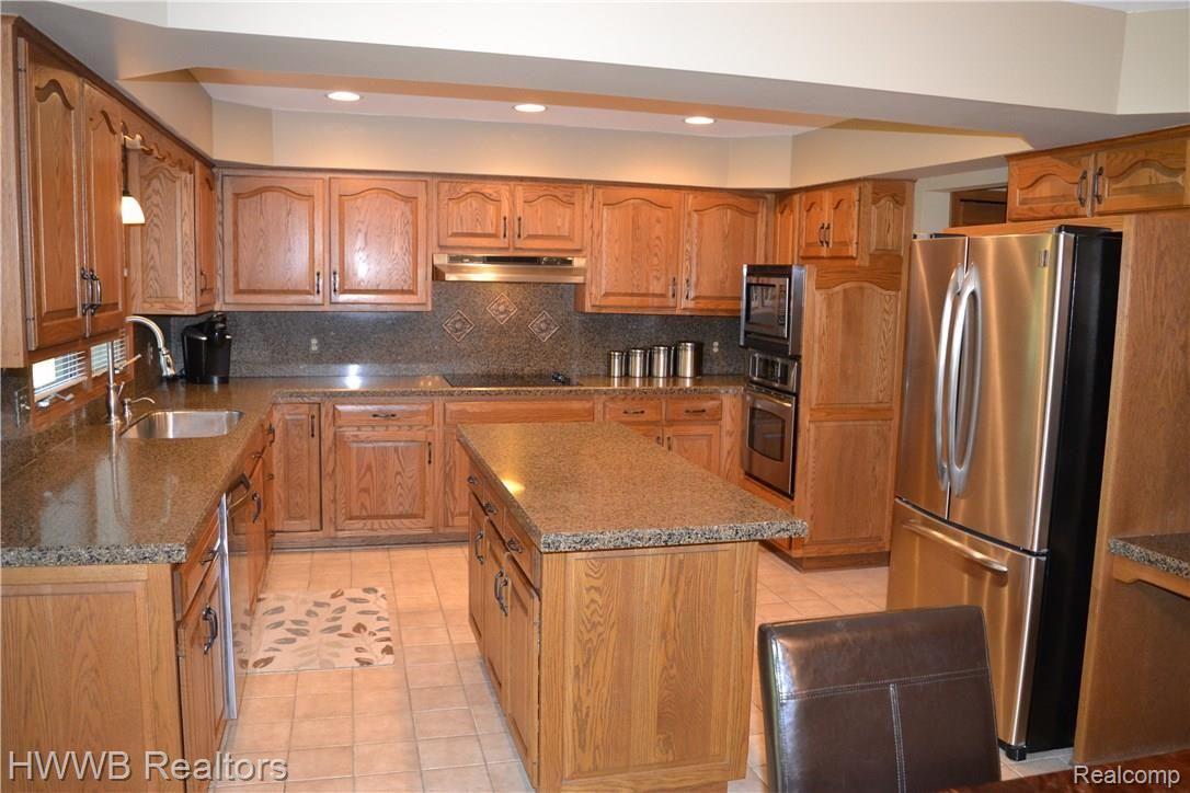 3483 Rocky Crest Court Rochester, MI 48306 - Photo 12 of 60 Kitchen