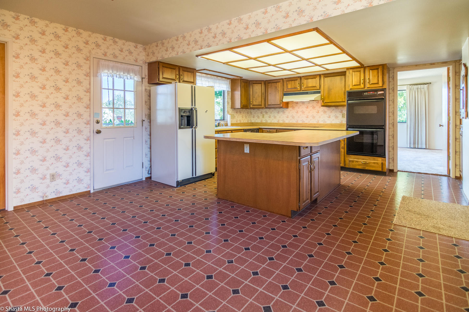 9229 Stillwater Road Redding, CA 96002 - Photo 11 of 27 Kitchen w/island