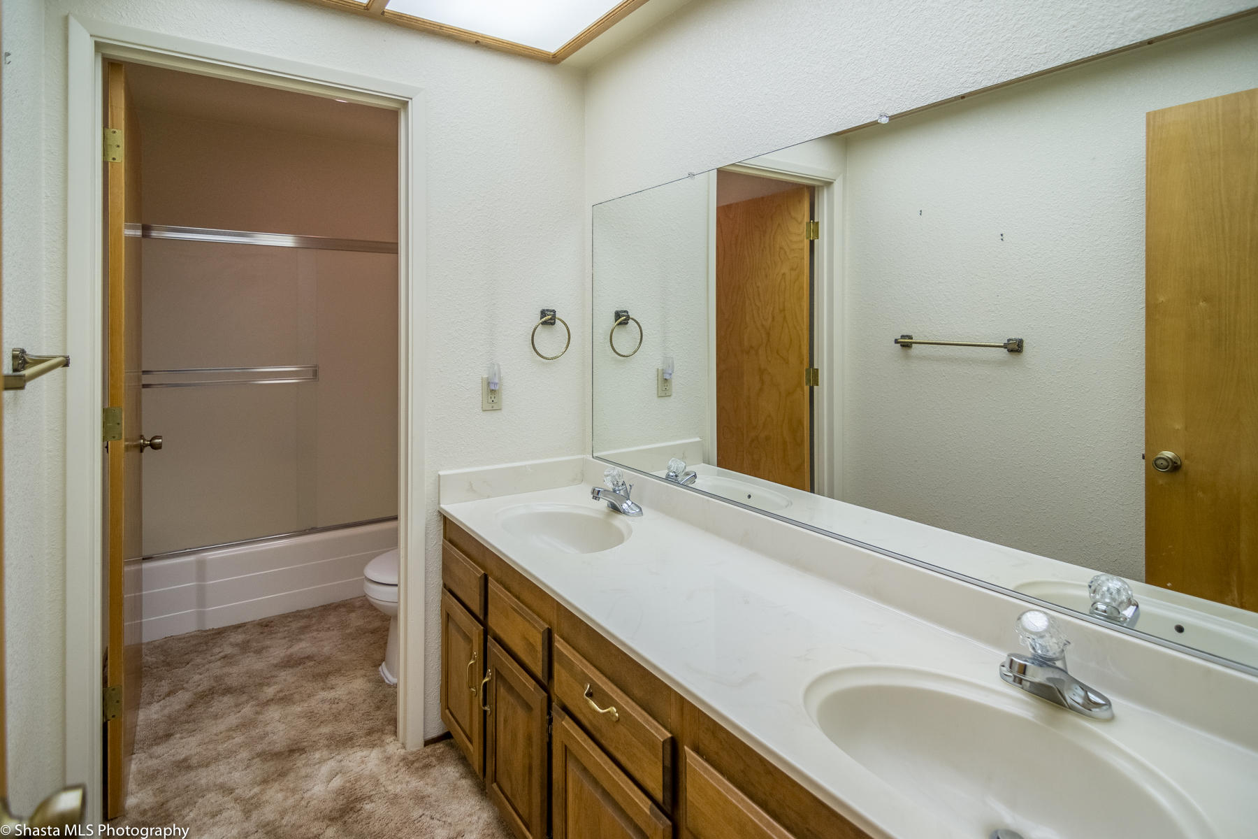 9229 Stillwater Road Redding, CA 96002 - Photo 15 of 27 Guest Bathroom