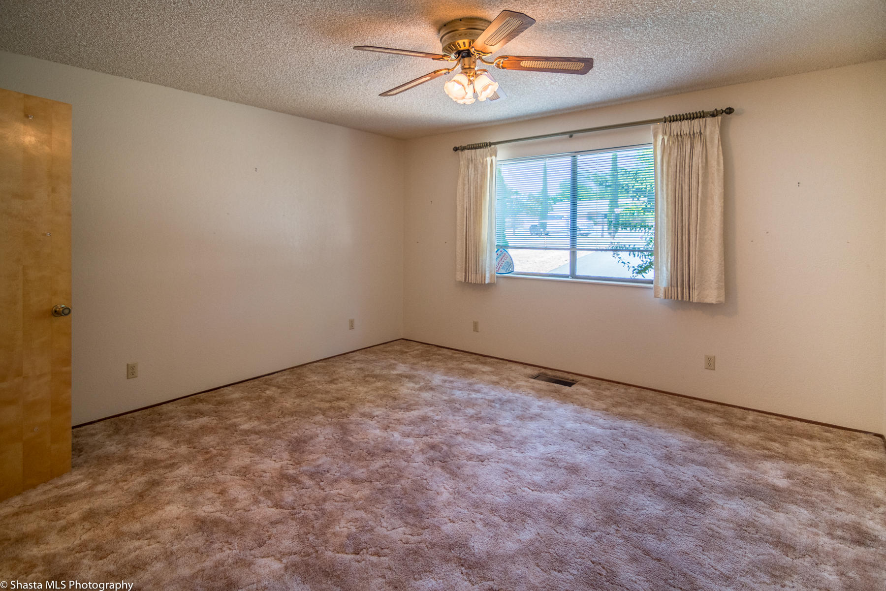 9229 Stillwater Road Redding, CA 96002 - Photo 16 of 27 Guest Bedroom #2 w/walk -in closet