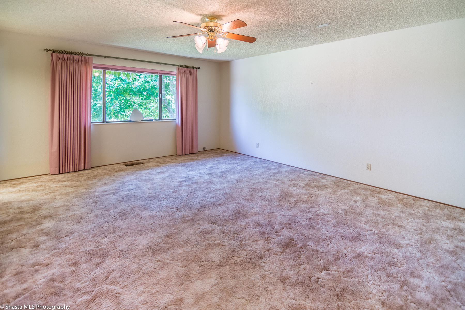 9229 Stillwater Road Redding, CA 96002 - Photo 17 of 27 Master Bedroom