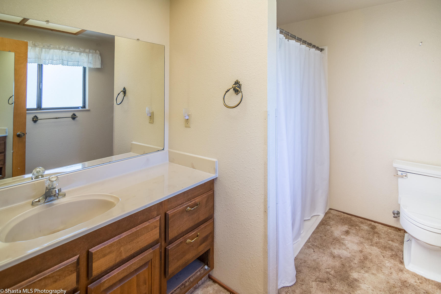 9229 Stillwater Road Redding, CA 96002 - Photo 20 of 27 Master Bathroom