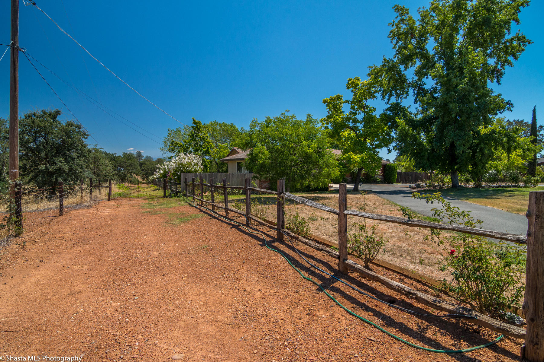 9229 Stillwater Road Redding, CA 96002 - Photo 4 of 27 Front Yard