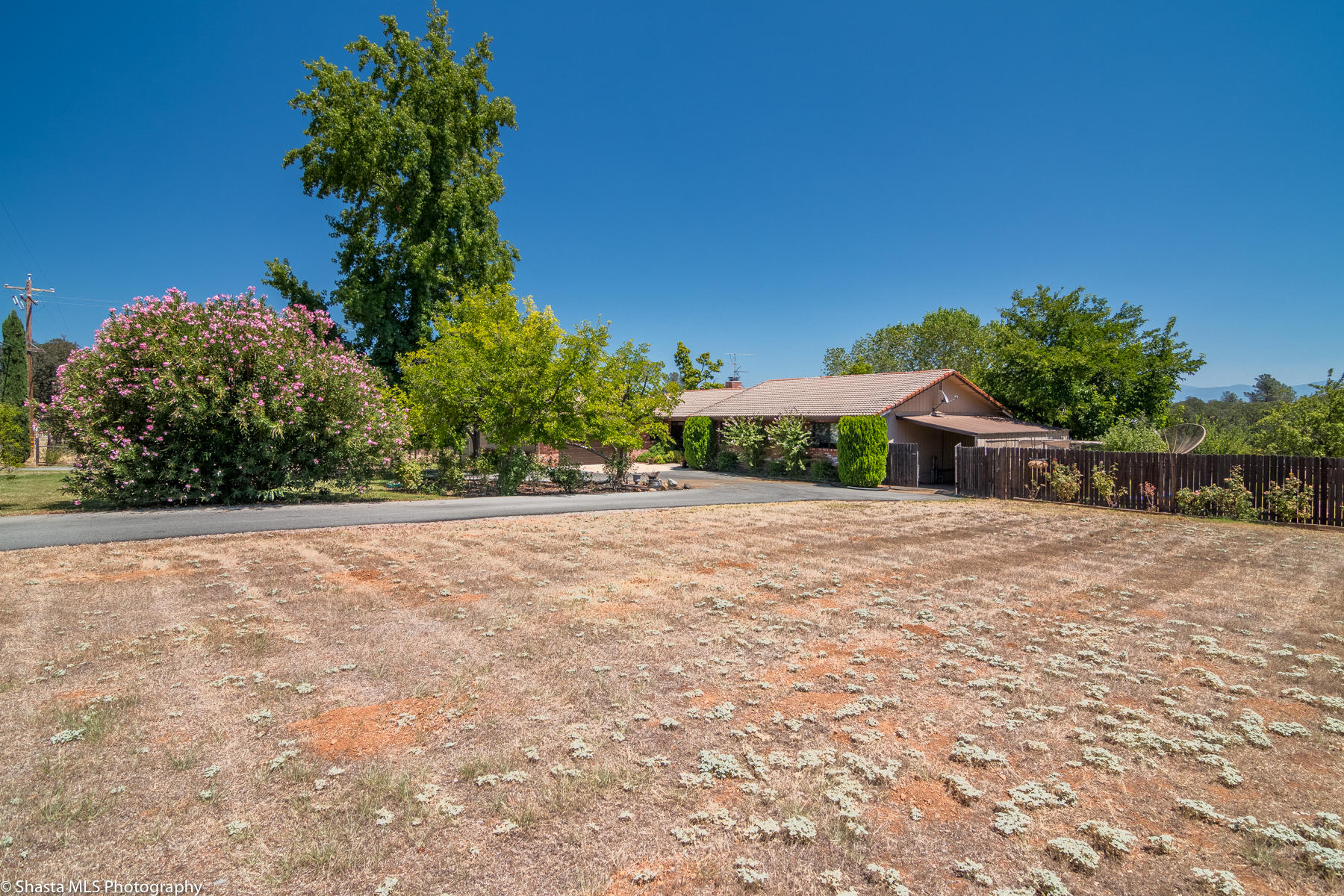 9229 Stillwater Road Redding, CA 96002 - Photo 6 of 27 Large Side yard