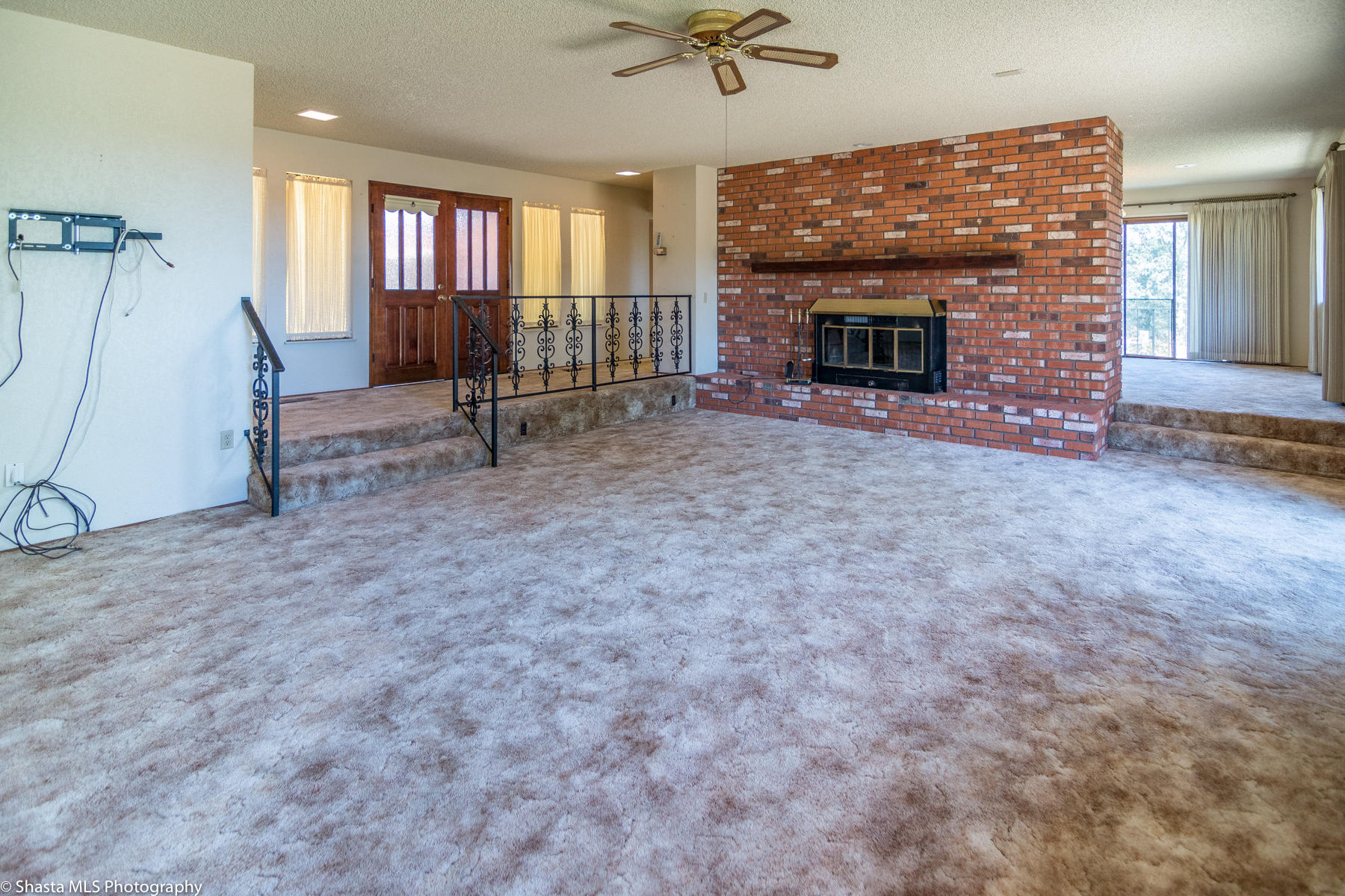 9229 Stillwater Road Redding, CA 96002 - Photo 7 of 27 Living Area