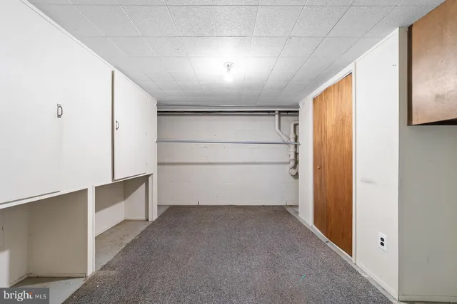 a view of utility room