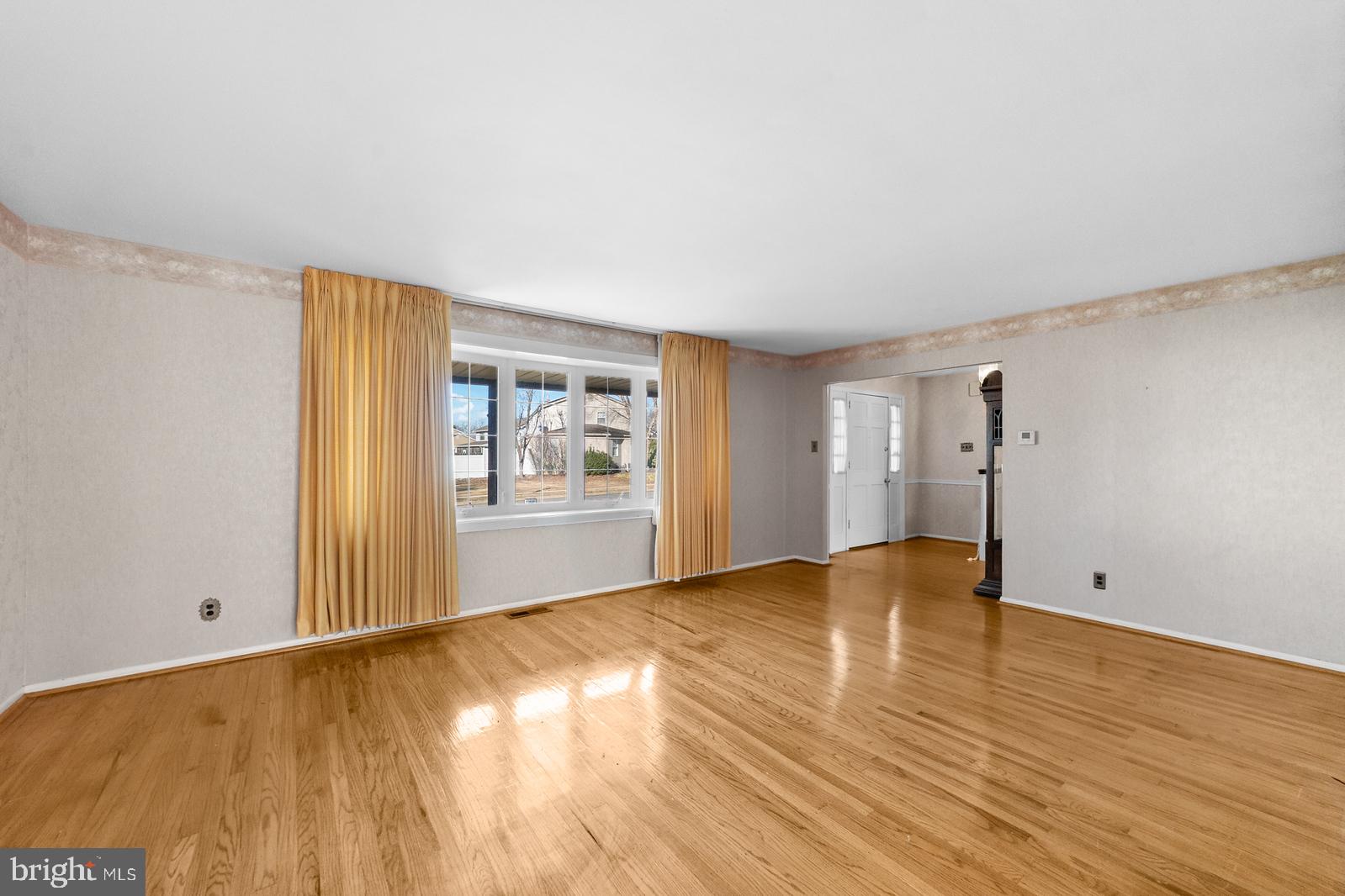 824 Upton Way Somerdale, NJ 08083 - Photo 5 of 28 Living Room