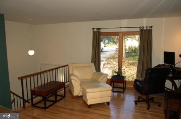11590 Red Leaf Court Reston, VA 20191 - Photo 4 of 21 Living Room
