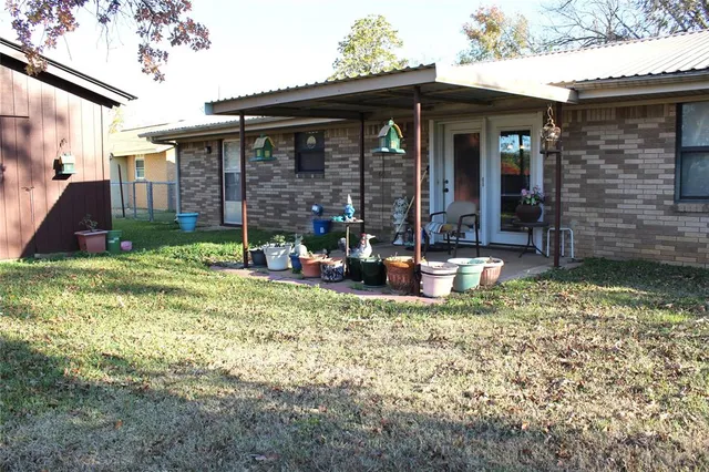 a view of back yard of the house