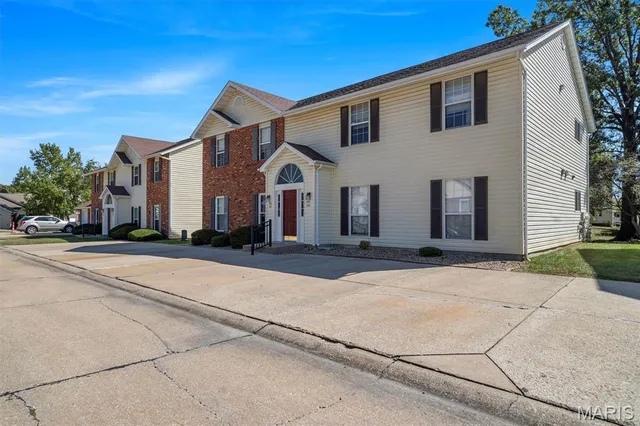 $164,000 | 420 Cambridge Place, Unit 2, St. Peters, MO 63376
