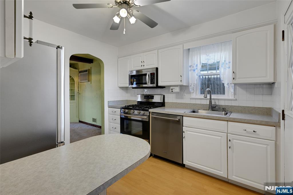 6 Hillside Avenue Cedar Grove, NJ 07009 - Photo 3 of 32