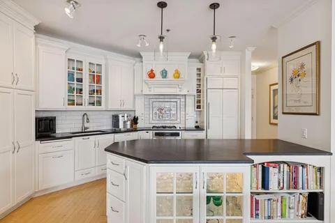 $550,000 | 700 Grand Avenue, Unit 204, St. Paul, MN 55105