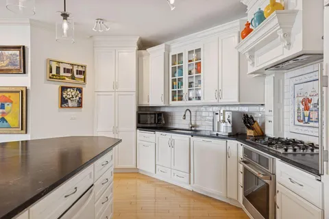 $550,000 | 700 Grand Avenue, Unit 204, St. Paul, MN 55105