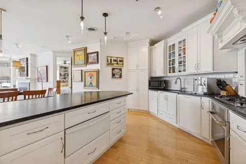 $550,000 | 700 Grand Avenue, Unit 204, St. Paul, MN 55105