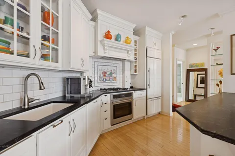 $550,000 | 700 Grand Avenue, Unit 204, St. Paul, MN 55105