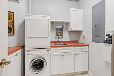 $550,000 | 700 Grand Avenue, Unit 204, St. Paul, MN 55105